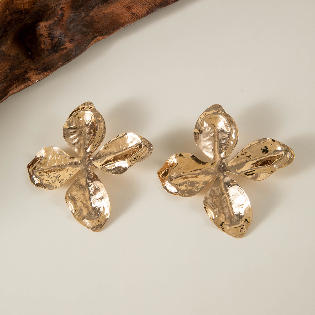 欧美跨境时尚几何设计感褶皱花朵耳环 小众镶珍珠高级感耳环耳饰详情10