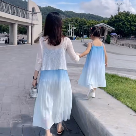 Bestseller 2025 New Summer seaside style Sanya vacation Halter dress for family of three pic 3