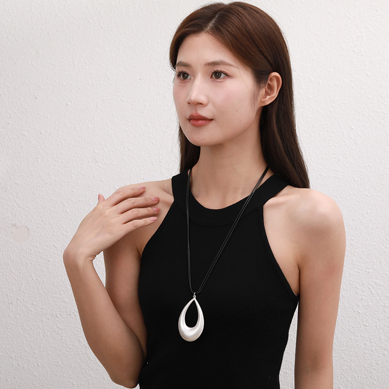 跨境专供亚马逊女士长项链简约高级感水滴镂空几何设计吊坠毛衣链详情4