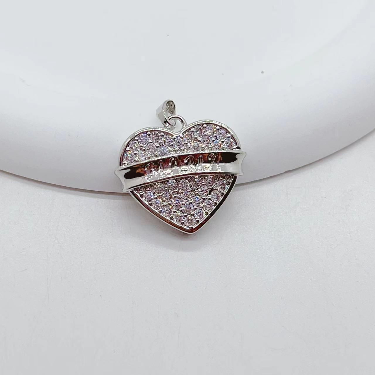 New cross-border products from Europe and America: simple, fashionable and personalized large heart pendant for women, fully inlaid with 18K zirconium copper plating, factory direct sales pic 4