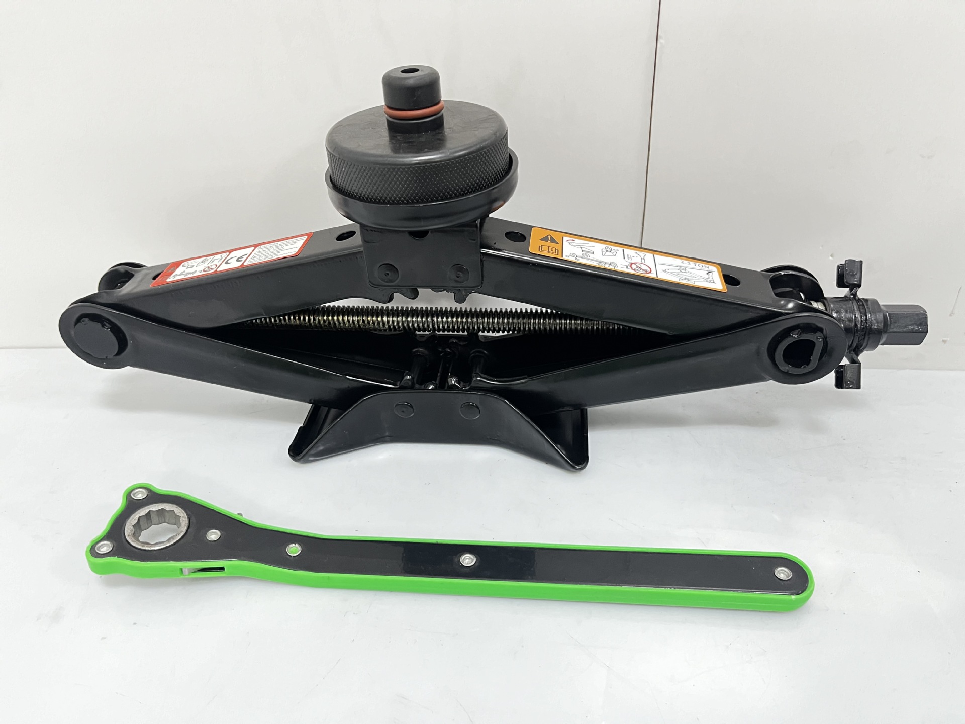 The new YILUN brand Tesla car scissor jack, a universal and labor-saving jack, is suitable for all family car models pic 21