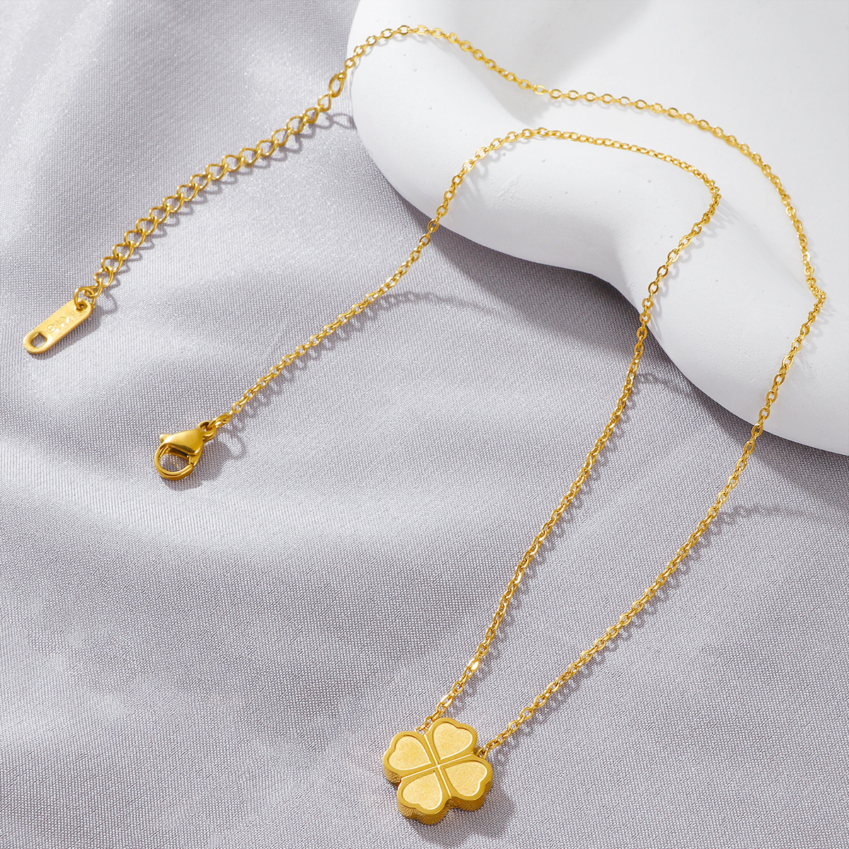The best-selling four-leaf clover titanium steel necklace is a unique and elegant pendant for women. It is a simple, niche and high-end accessory that does not fade on Instagram pic 4