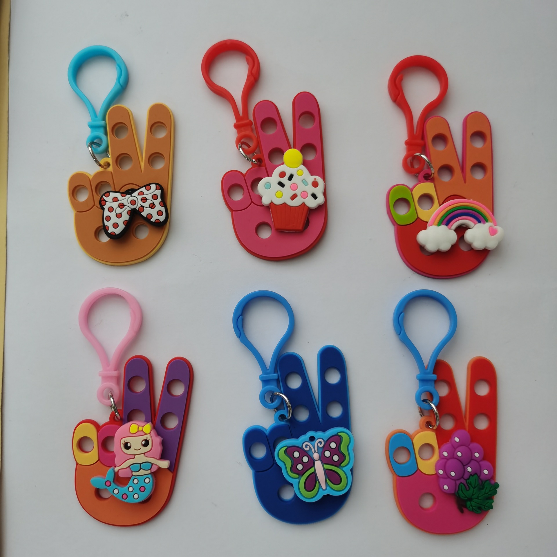 跨境热销PVC软胶洞洞钥匙扣个性包包挂件洞洞板钥匙扣diy鞋花鞋扣详情4