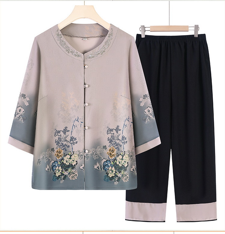 A purple embroidered sportswear top with a Chinese trend and black seven-point yoga pants for a slimming, breathable and casual look pic 17