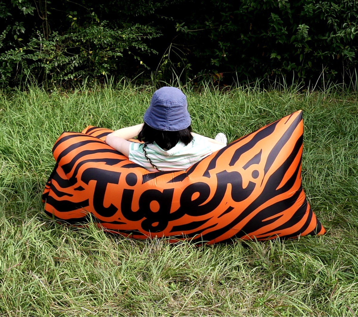 户外网红充气沙发空气沙发黑白格音乐节印花野餐垫装备露营用品详情5