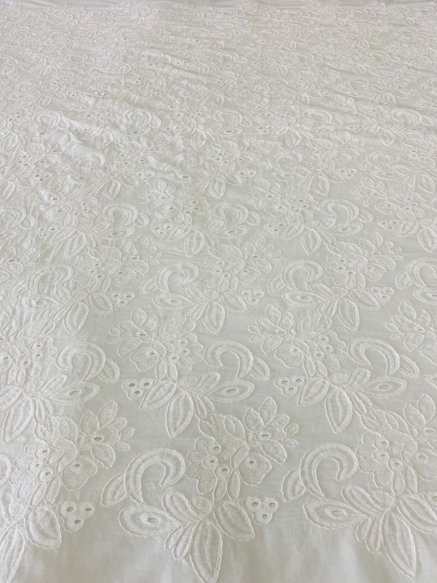 现货镂空绣花面料连衣裙打孔绣花布棉布大机绣花布全棉平绣花详情6