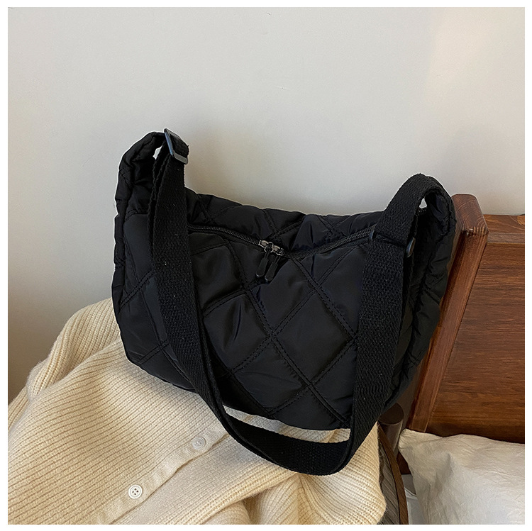 The new, trendy and fashionable single-shoulder crossbody bag with diamond-patterned embroidery thread for women in 2021, the popular dumpling bag pic 91