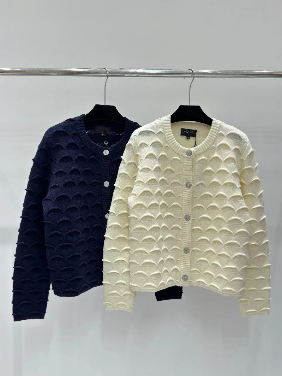 High-end Chanel 24 early autumn new round-neck single-breasted fish-scale knitted cardigan for women, gentle and fashionable pic 3