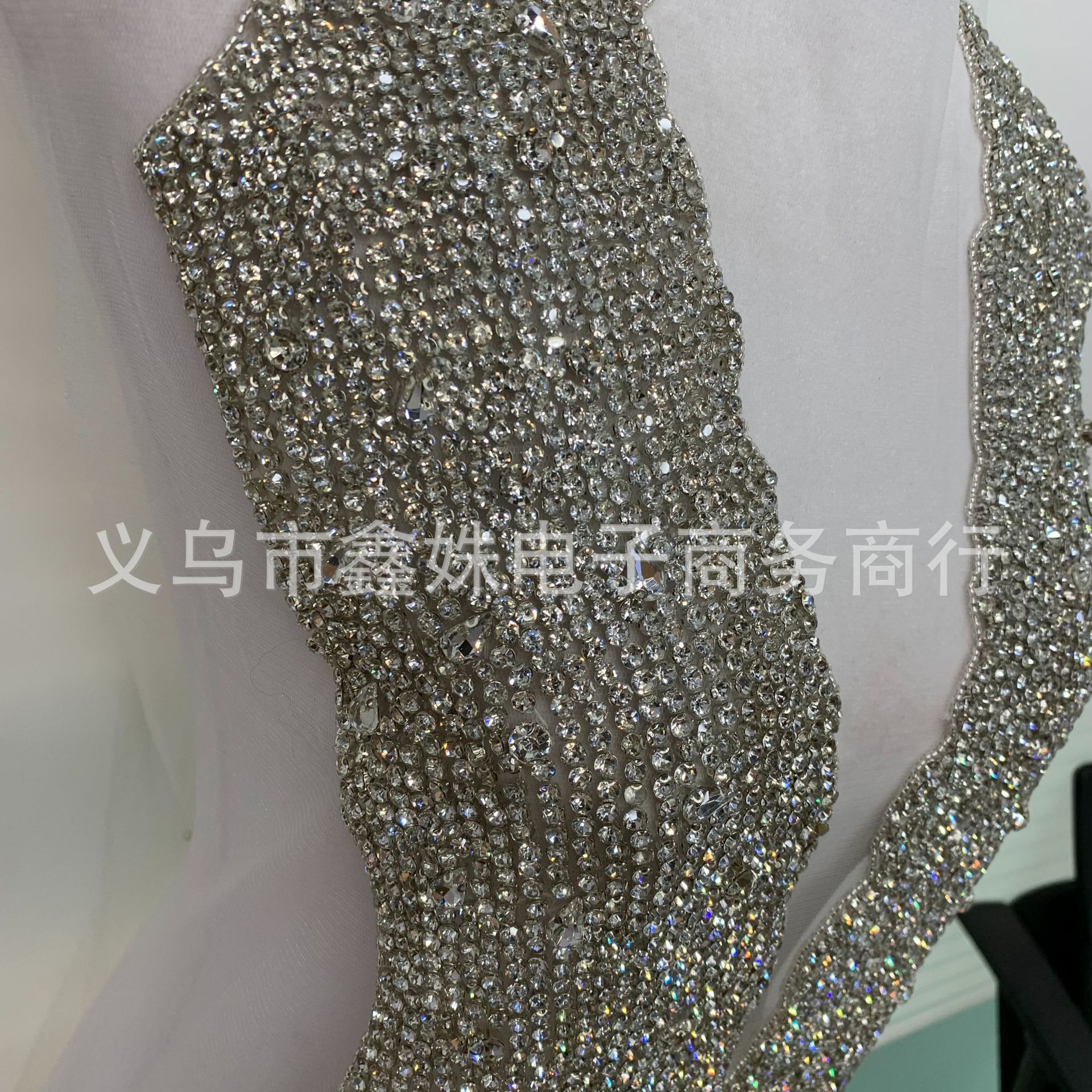 Factory wholesale deep V-neck dresses, wedding gowns, catwalk shows, hosting coming-of-age ceremonies, banquets, dance gowns, heavy stitch beaded fabric pic 6