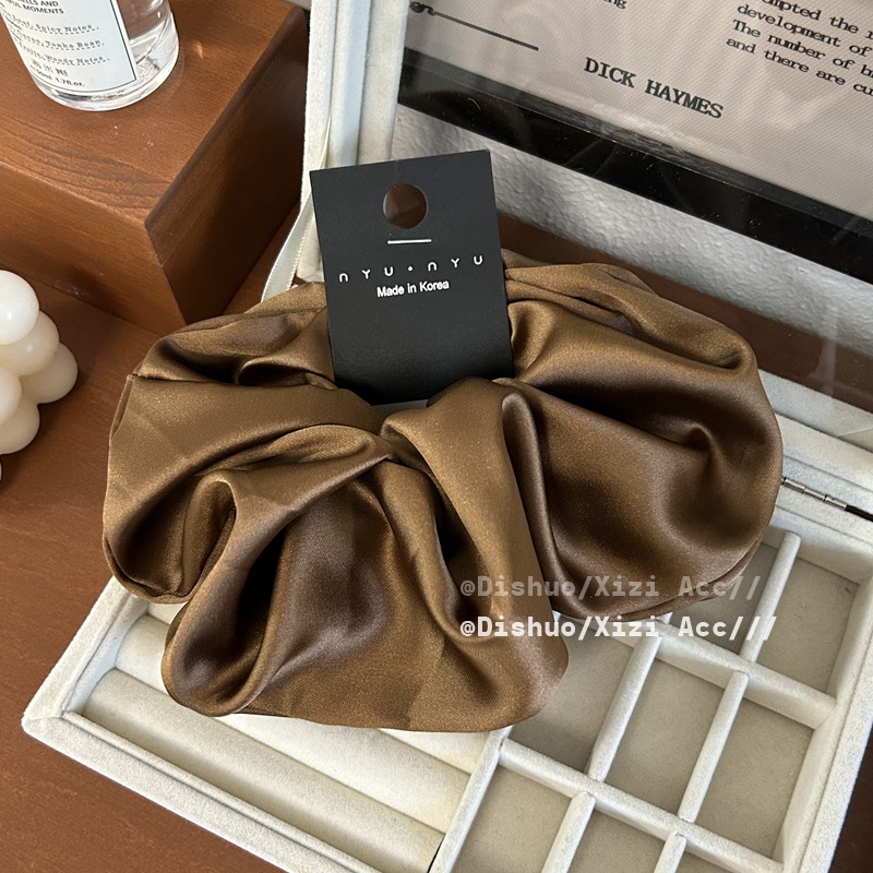 High-quality, retro large intestine hair band with a large 18cm diameter satin finish, exuding a fashionable and high-end vibe. Large intestine hair band headband pic 10