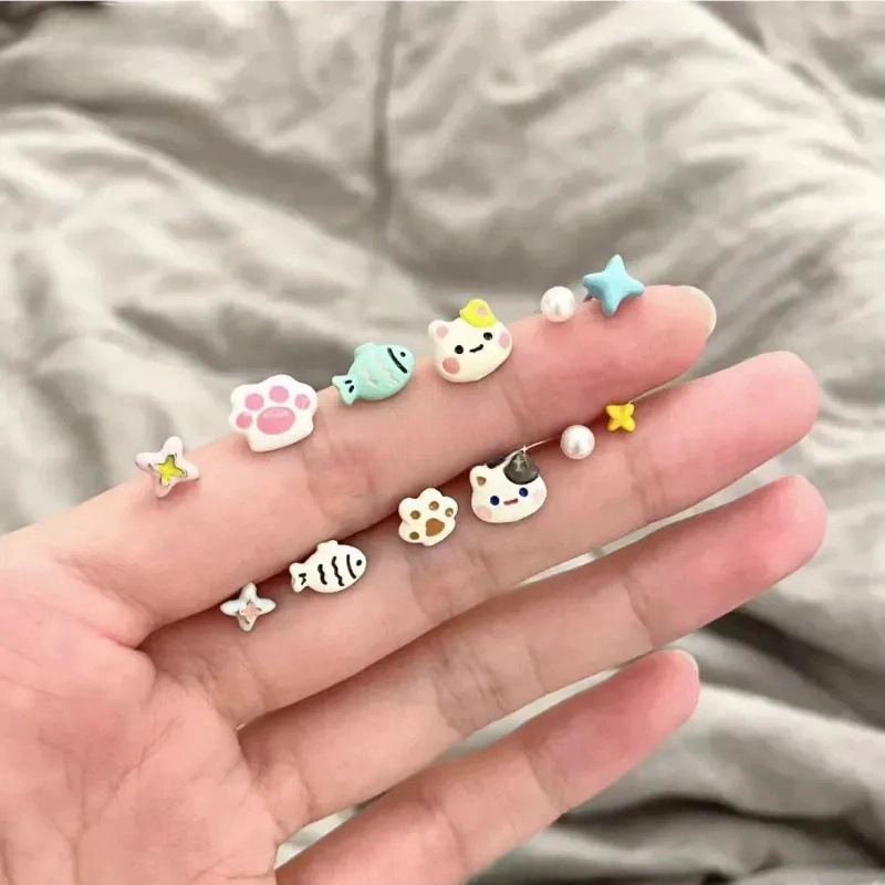 Cat-shaped taiyaki ear stud, a niche design for women, is small, funny and cute. It features cartoon cat claws and little fish ear stud earrings pic 3