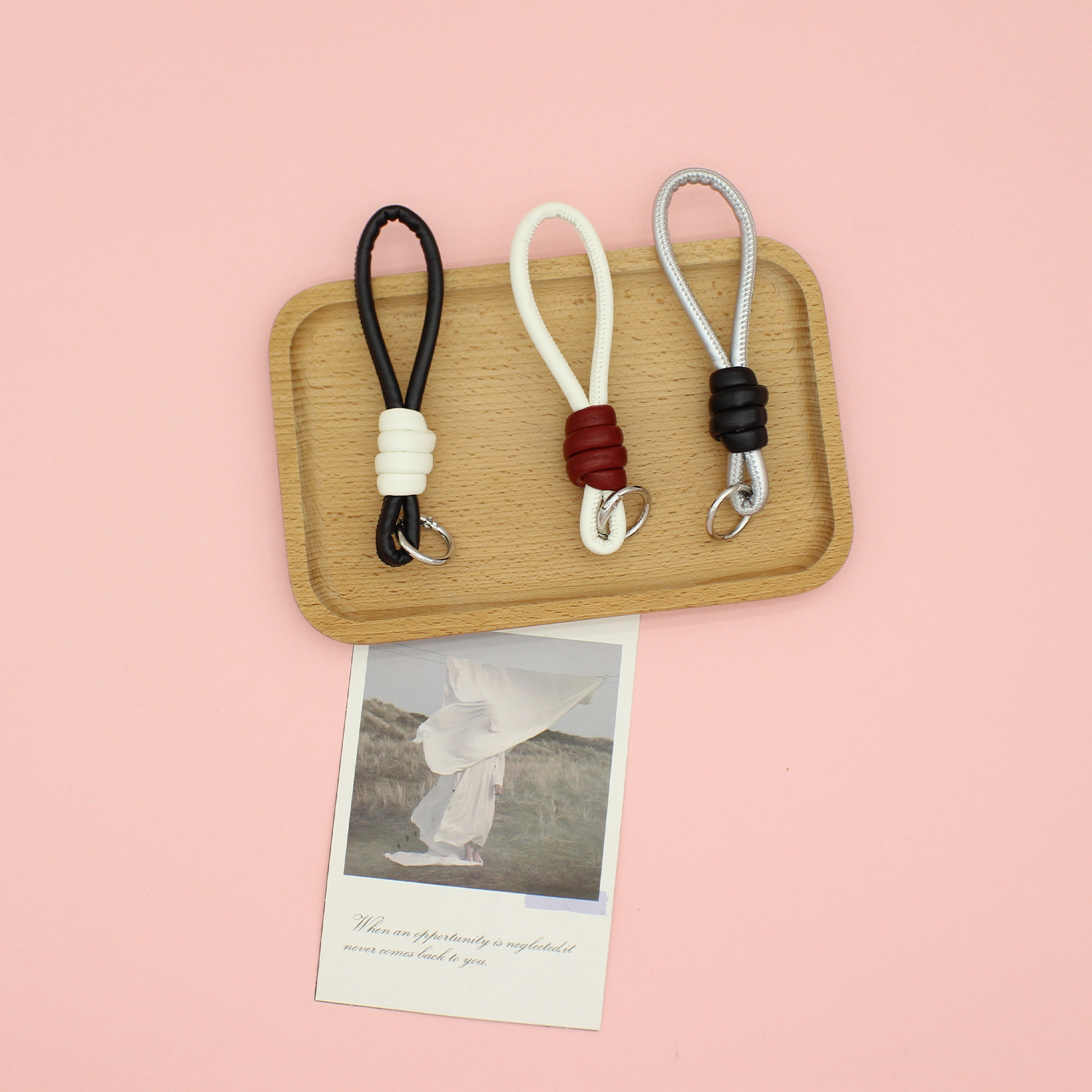 新款简约高级小红书diyPU皮质编织挂件手腕绳钥匙扣包包挂件批发详情2