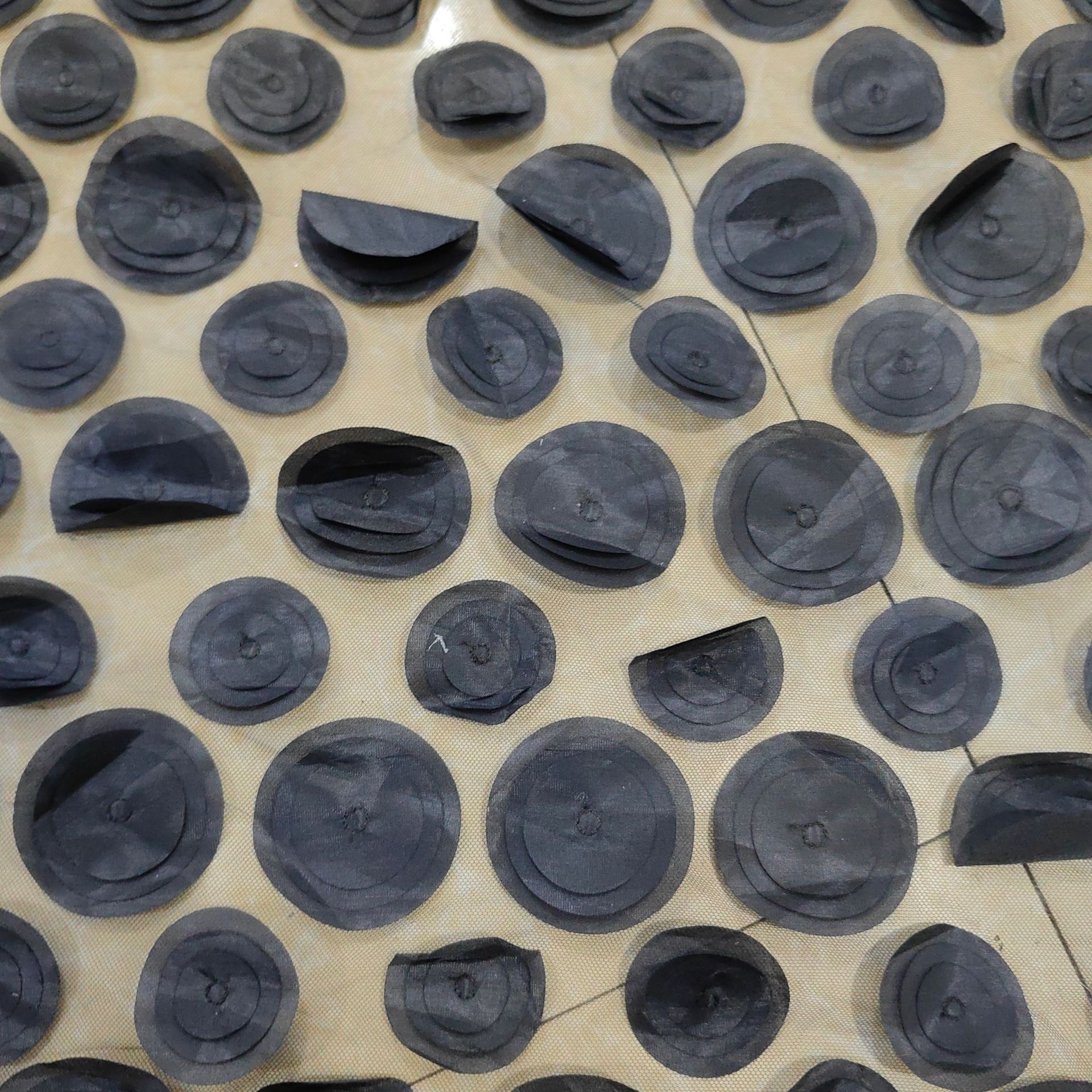 欧洲站激光立体刺绣面料多色网纱圆圈绣花布时尚女装连衣裙面料详情7