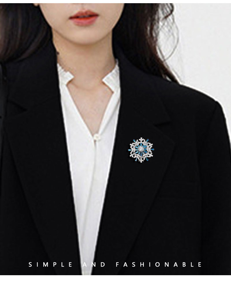 Rotating snowflake brooch, high-end fashion, versatile brooch, high-end suit coat brooch, accessory brooch, women V-neck, Japanese and Korean pic 6