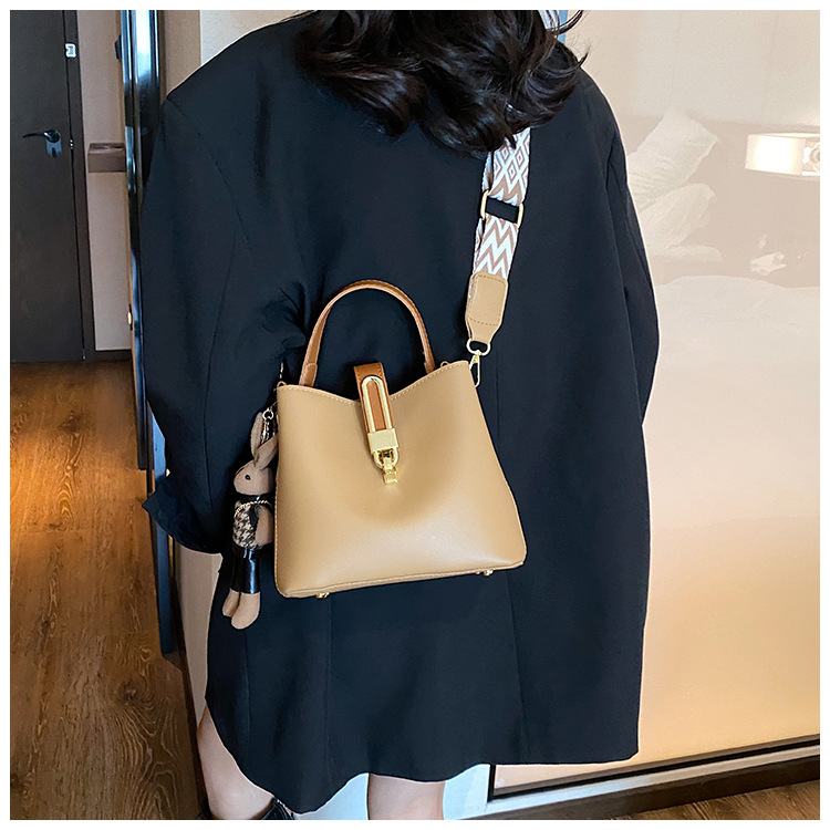 高级感大容量水桶包女2024新款潮韩系百搭宽肩带单肩包洋气斜挎包详情38