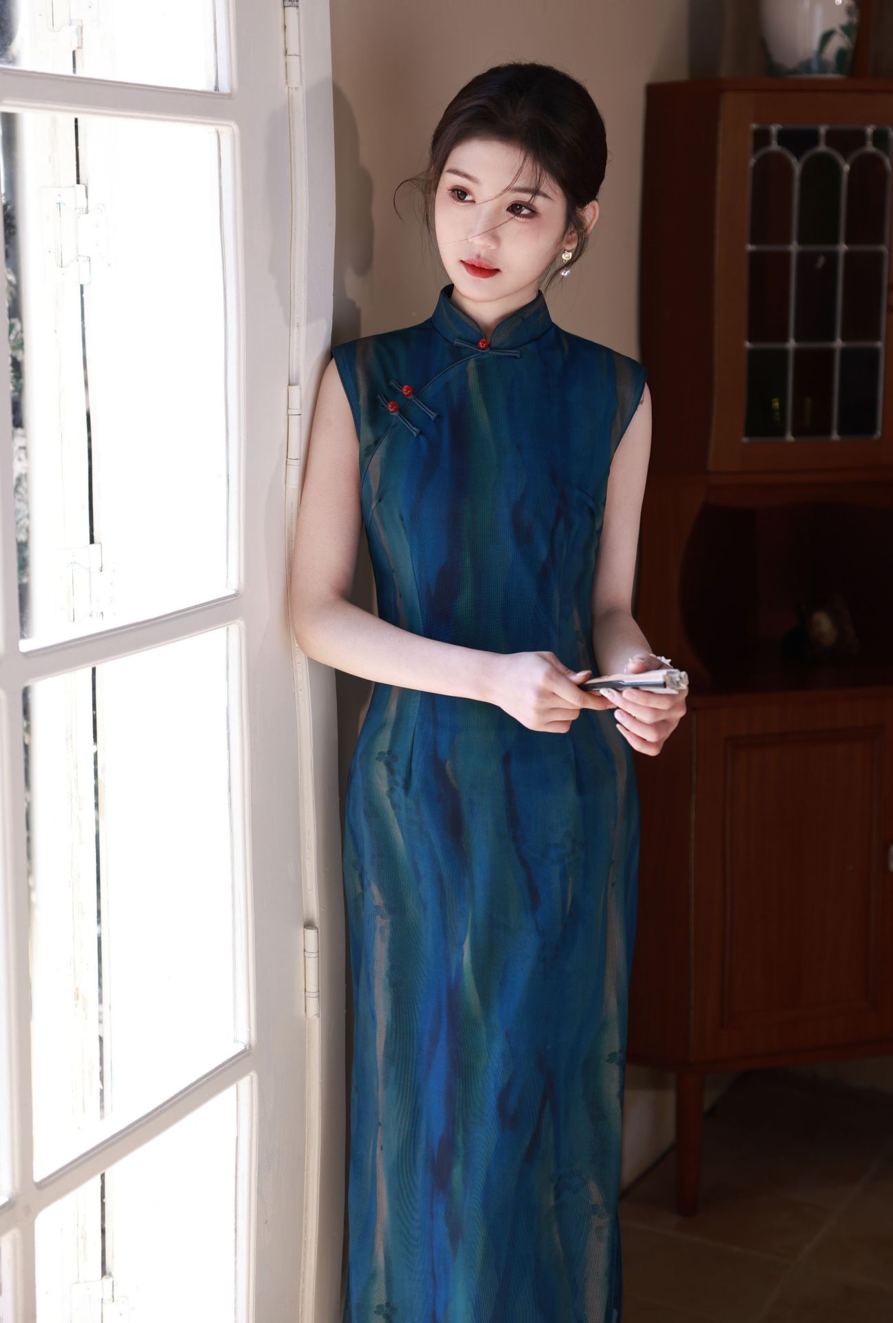 The Spring/Summer 2025 cheongsam is a long stretch mesh cheongsam that is slimming and form-fitting. It is a retro Hong Kong-style sleeveless cheongsam with a national trend pic 10
