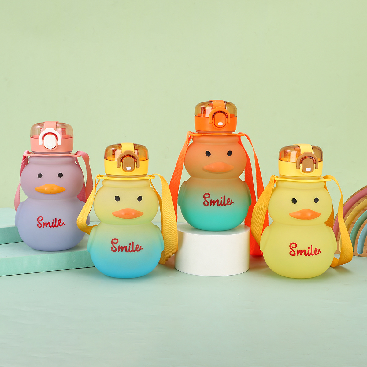 新款小容量黄色小鸭塑料杯夏季可爱学生吸管杯儿童背带子弹跳水壶详情1