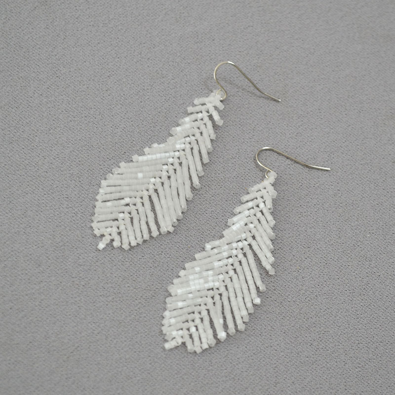 欧美小众设计简约白色羽毛古董珠手工编织个性气质高级感耳环耳饰详情11