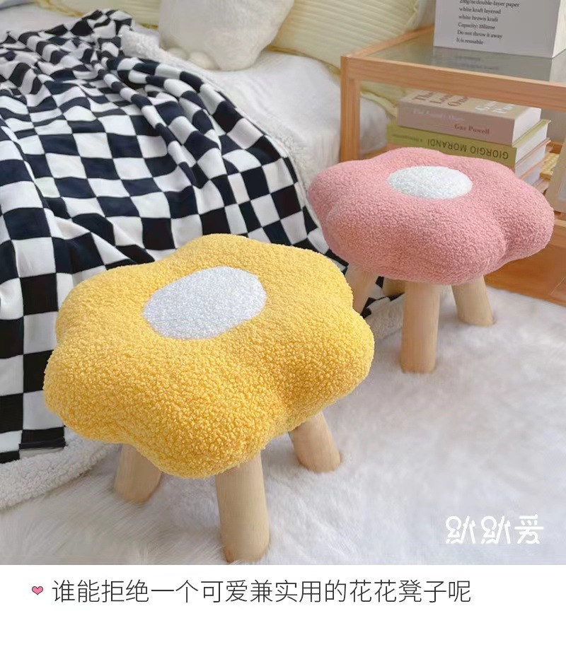 The home living room has a cute sunflower stool, a cute cloud stool, a simple teddy fleece shoe-changing stool, a low stool, and a small low stool pic 12