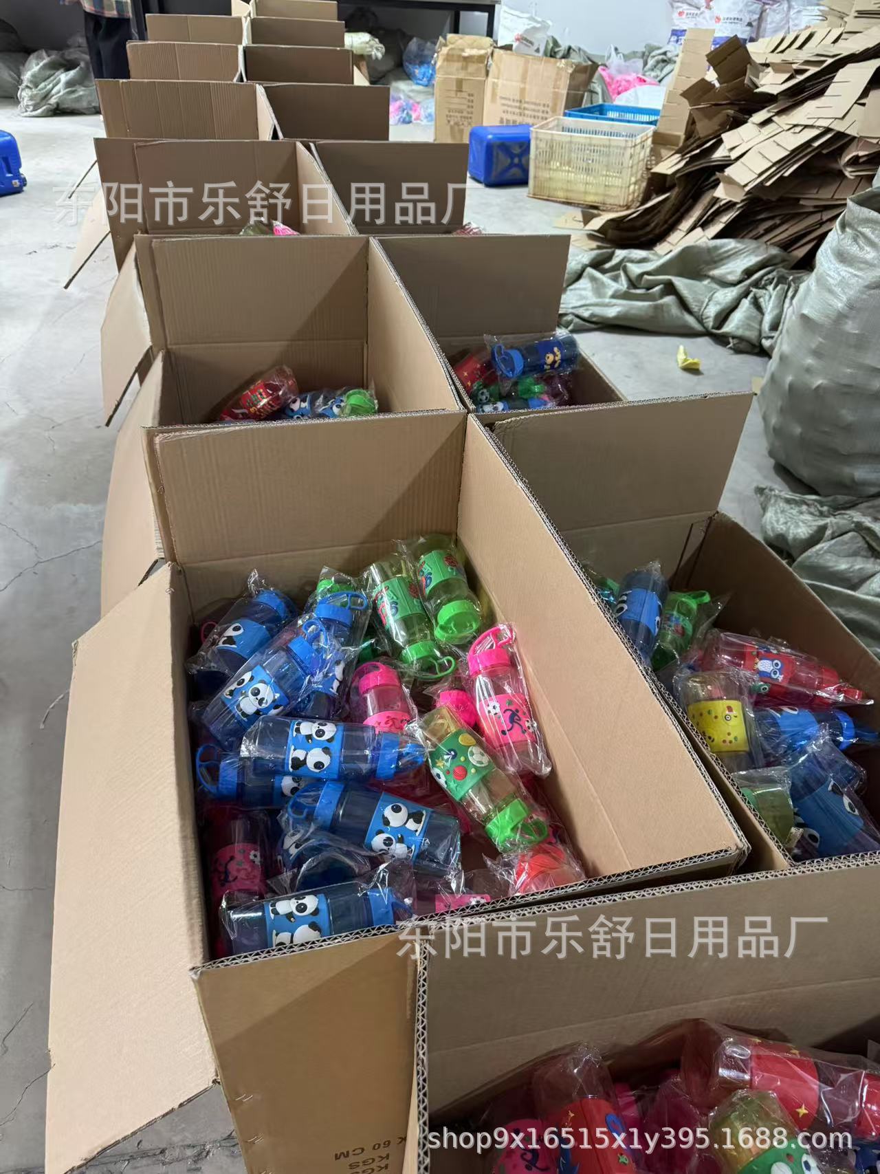 厂家直供新款夏季卡通图案可爱水杯学生儿童便携大容量软胶吸管杯详情2
