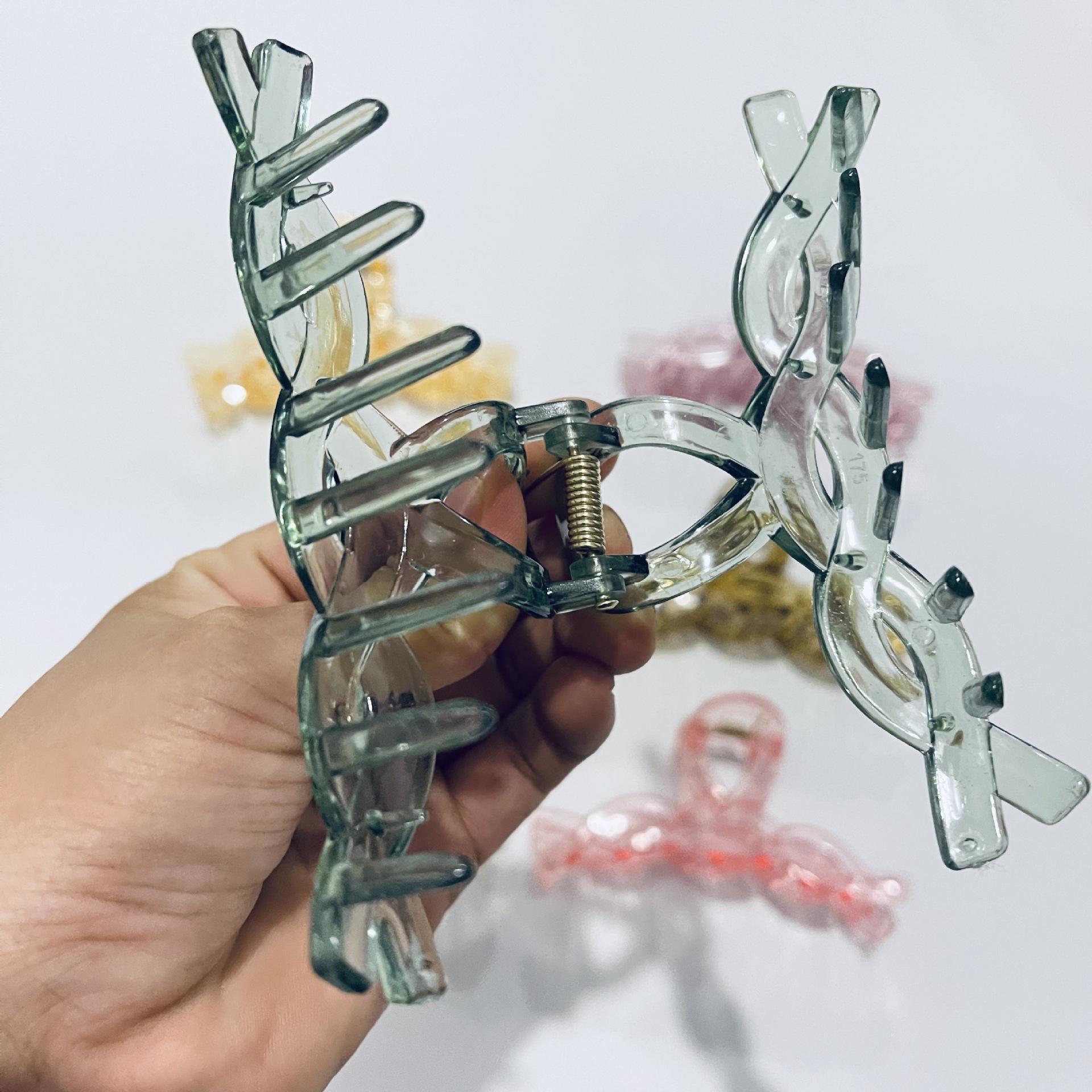【1-9 Zone 】 No. 187 / Twisted Crystal Gripper 12/ Pack Transparent Plastic Gripper Fashionable Crystal Twisted Hair Gripper Hairpin handle 2 yuan 1 yuan Wholesale Korean style accessories pic 7