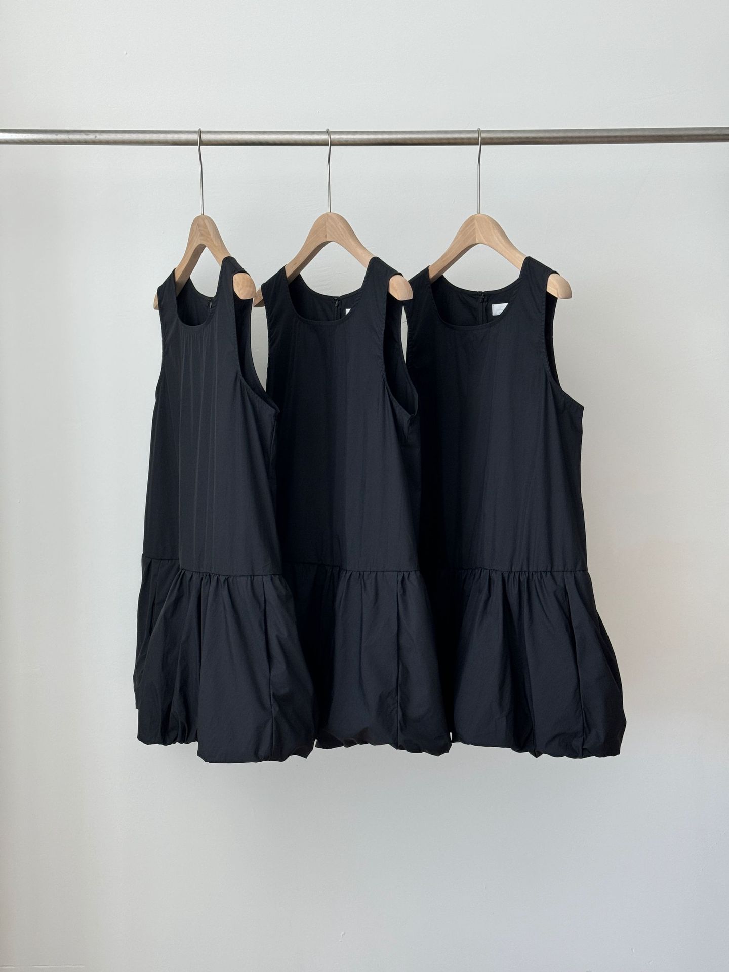 amome*to jennie同款连衣裙纯色蓬蓬花苞小黑裙短裙详情2