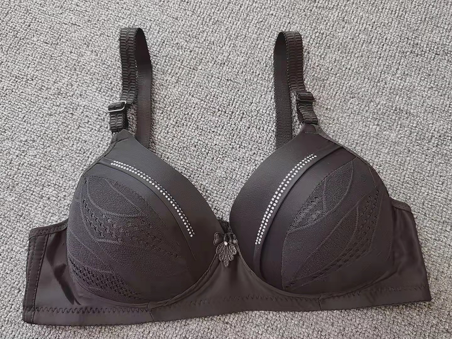 The manufacturer exclusively provides thin, seamless undergarments for women, middle-aged and elderly people, with embossed beads, cut-out and jacquard traditional style bras pic 15