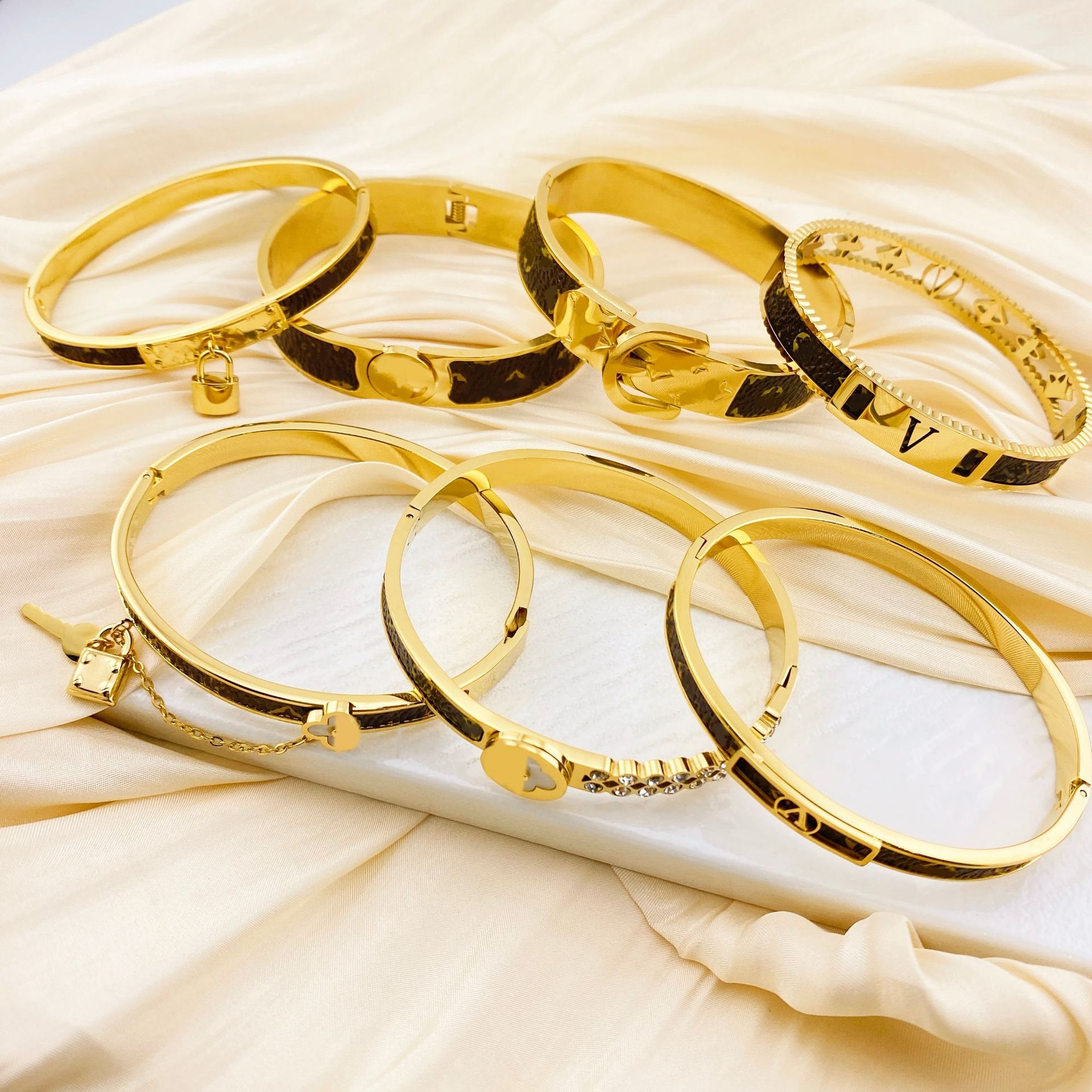 The four-leaf Clover series bracelet with a European and American light luxury style, made of titanium steel, exudes a sense of high-end simplicity and individuality. It is a fashionable and trendy jewelry pic 3