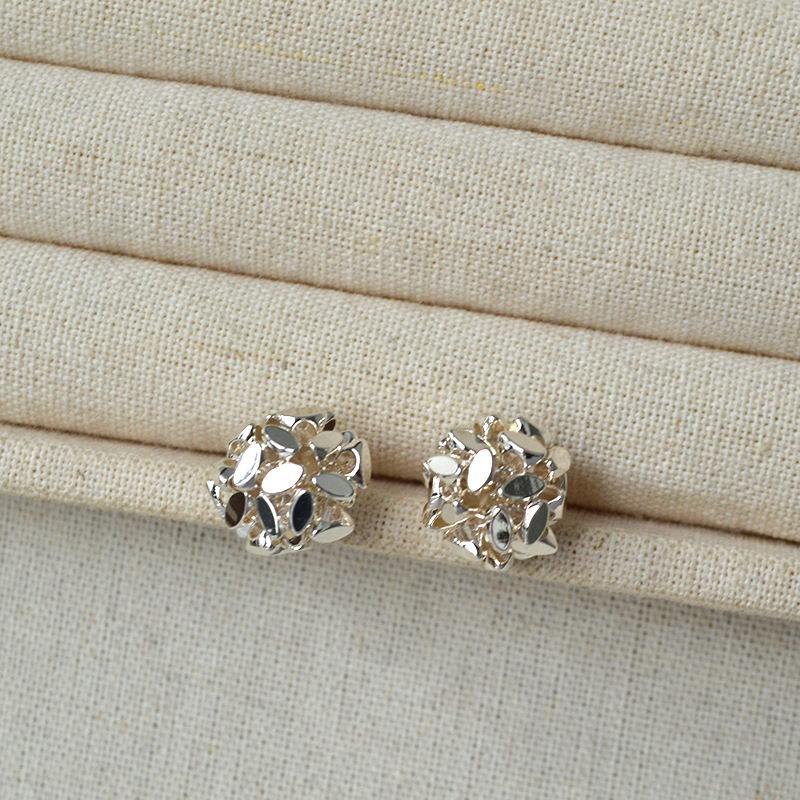 墙裂推荐小众ins风多切面闪亮银色镂空花球日常简约气质耳钉耳饰详情7