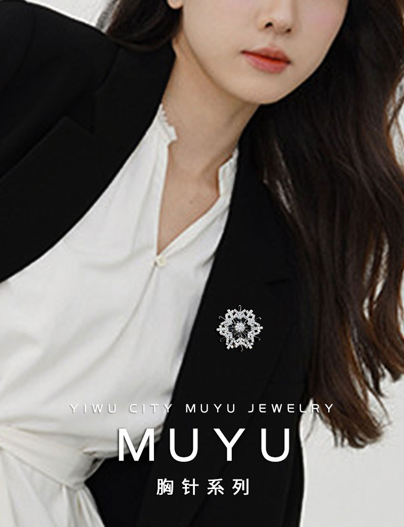 Rotating snowflake brooch, high-end fashion, versatile brooch, high-end suit coat brooch, accessory brooch, women V-neck, Japanese and Korean pic 2