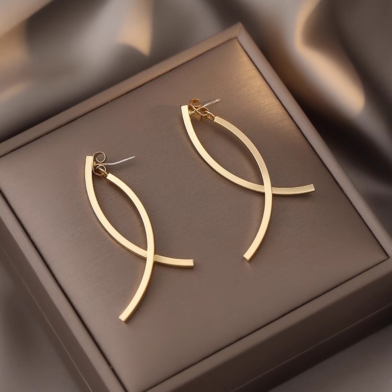 Long metal cross stud earrings, titanium steel plated with 18K gold, large face earrings, slimming and high-end look, round face earrings pic 4