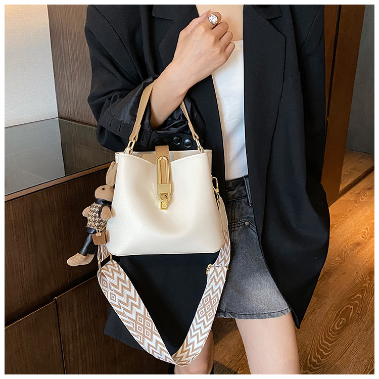 高级感大容量水桶包女2024新款潮韩系百搭宽肩带单肩包洋气斜挎包详情21