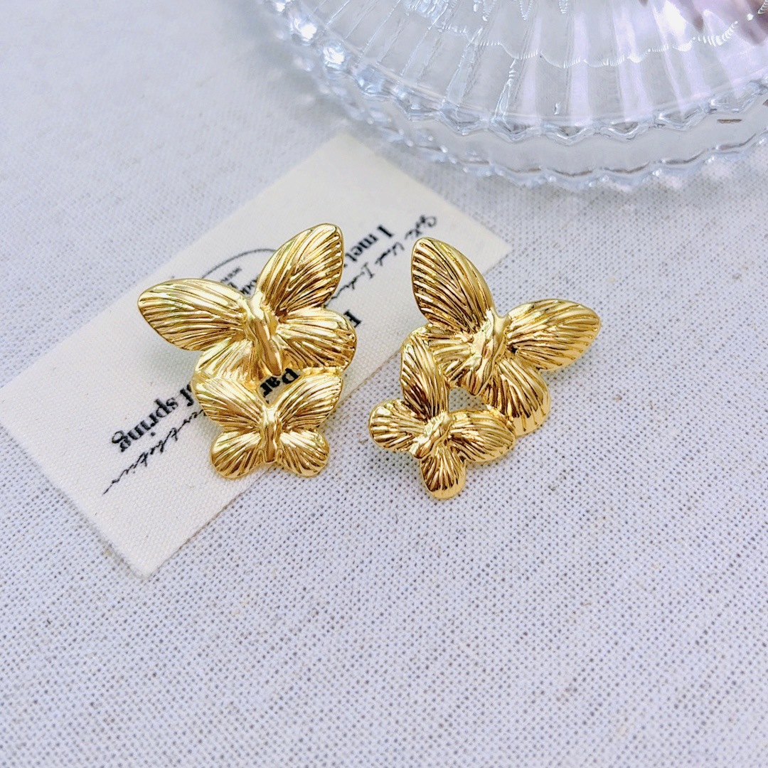 2024 Cross-border bestsellers: Fashionable and versatile, light luxury style, heart-shaped stud earrings, high-end ins style, internet-famous style, elegant pic 9