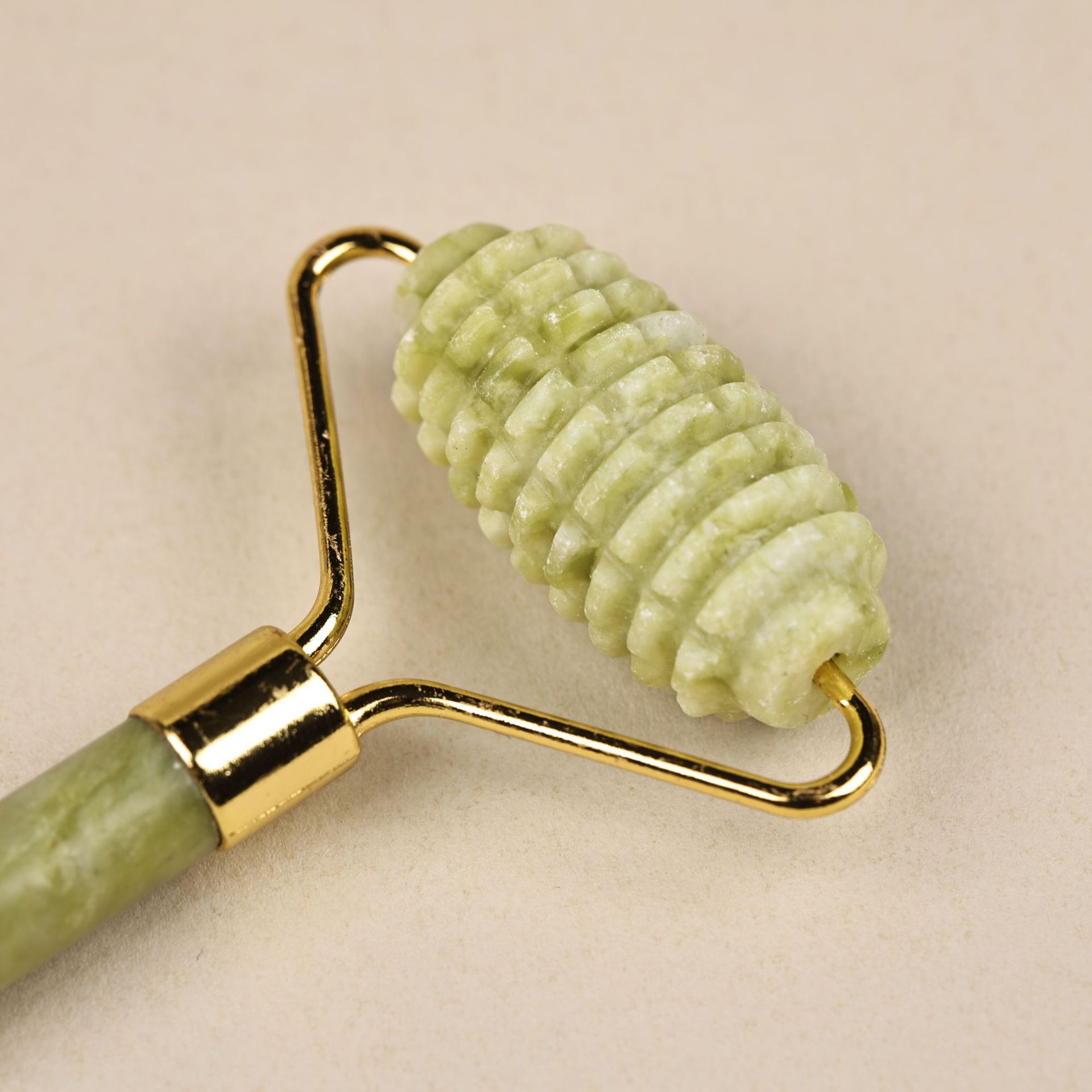 玉石滚轮按摩器绿凤玉单刺头美容器脸部面部玉石按摩滚轮厂家批发详情6