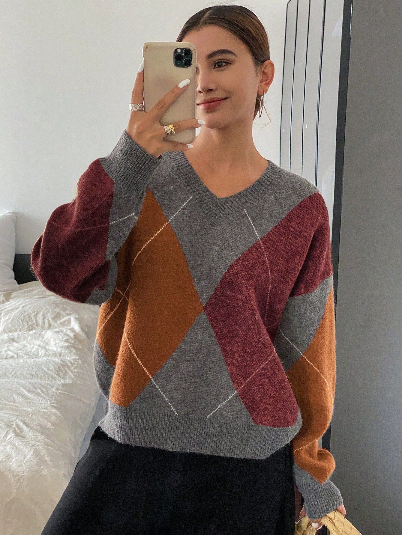 A retro color-blocking diamond-shaped V-neck sweater for women, a laid-back Korean-style knitted sweater, a casual and fashionable base layer for a trendy top pic 20