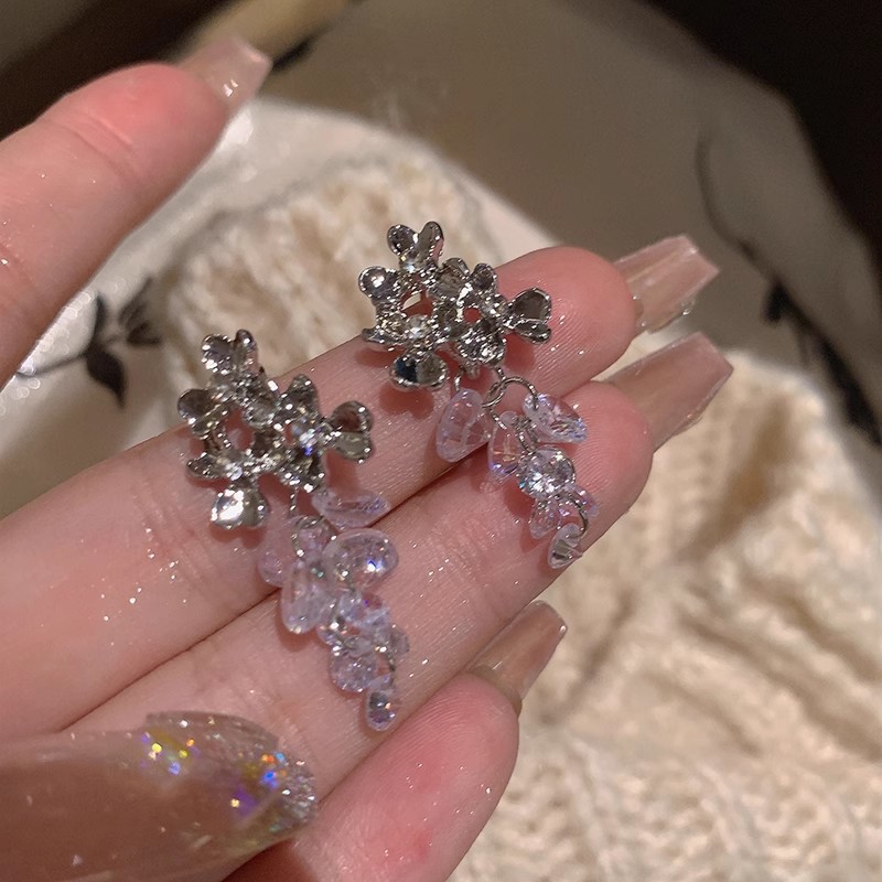 Spring/Summer 2025 fresh and elegant flower earrings for women, a light luxury and high-end look, pearl stud earrings, super fairy-like, versatile and elegant earrings pic 72