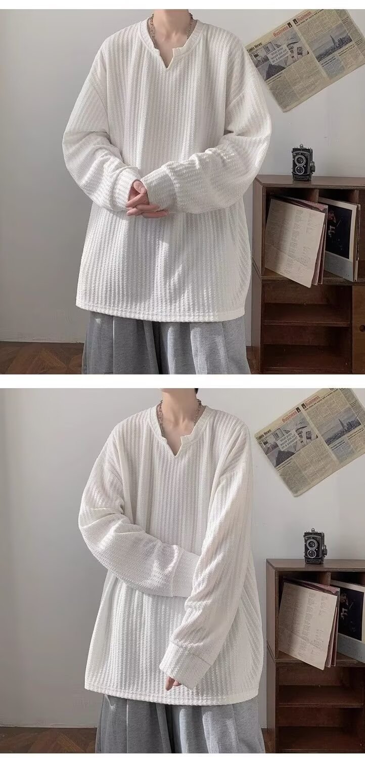 Textured V-neck long-sleeved T-shirt for men, a loose and heavyweight top from a trendy brand for spring and autumn. It exudes a cool and sophisticated vibe, paired with a base layer pic 10