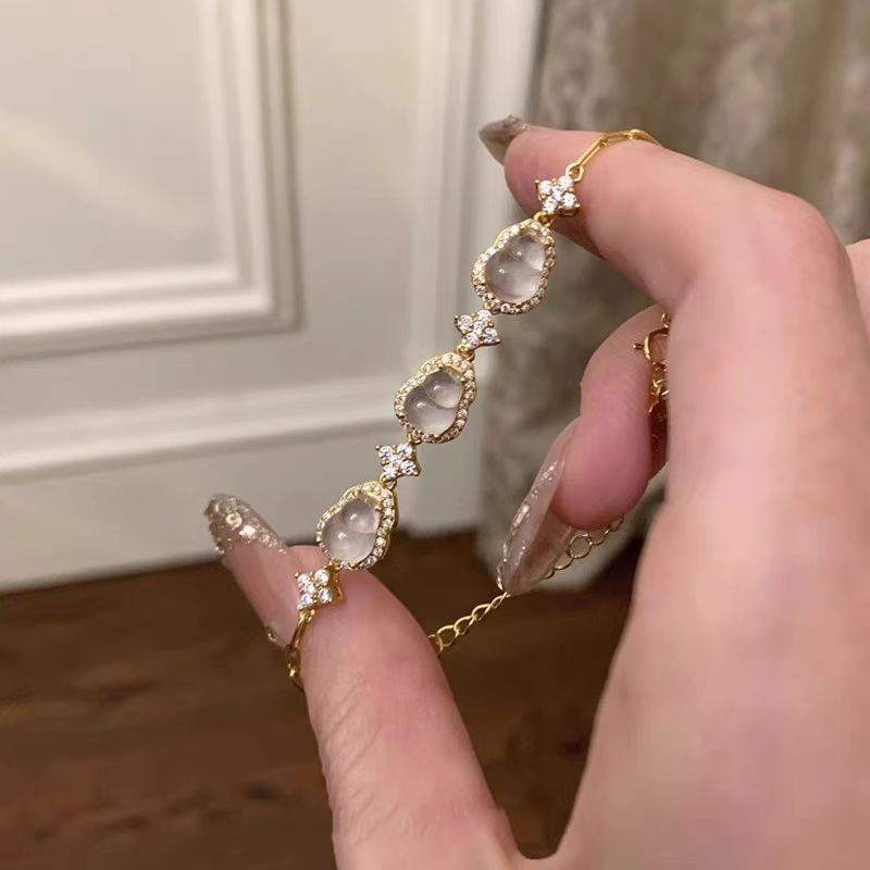 The new Chinese-style clear and transparent gourd-shaped zircon bracelet is a niche, light luxury, and delicate, fashionable, and versatile accessory for women pic 2