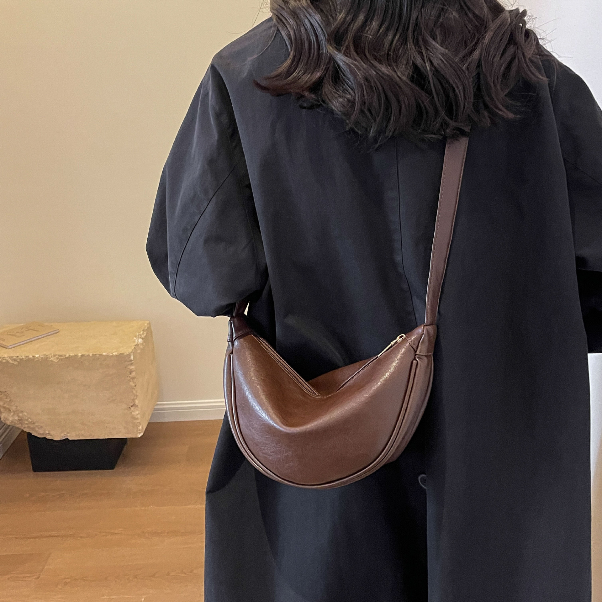 大容量包包女2023新款秋冬潮小众设计单肩斜挎包高级感复古饺子包详情26