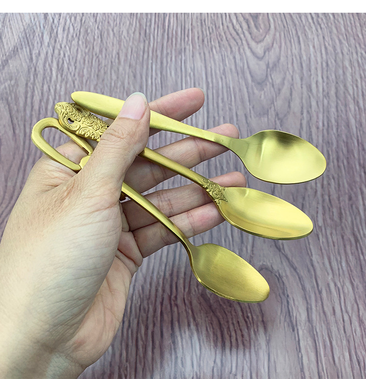 不锈钢金色浮雕茶勺西餐镀金茶勺吊环砂光西瓜勺尖柄茶匙详情3