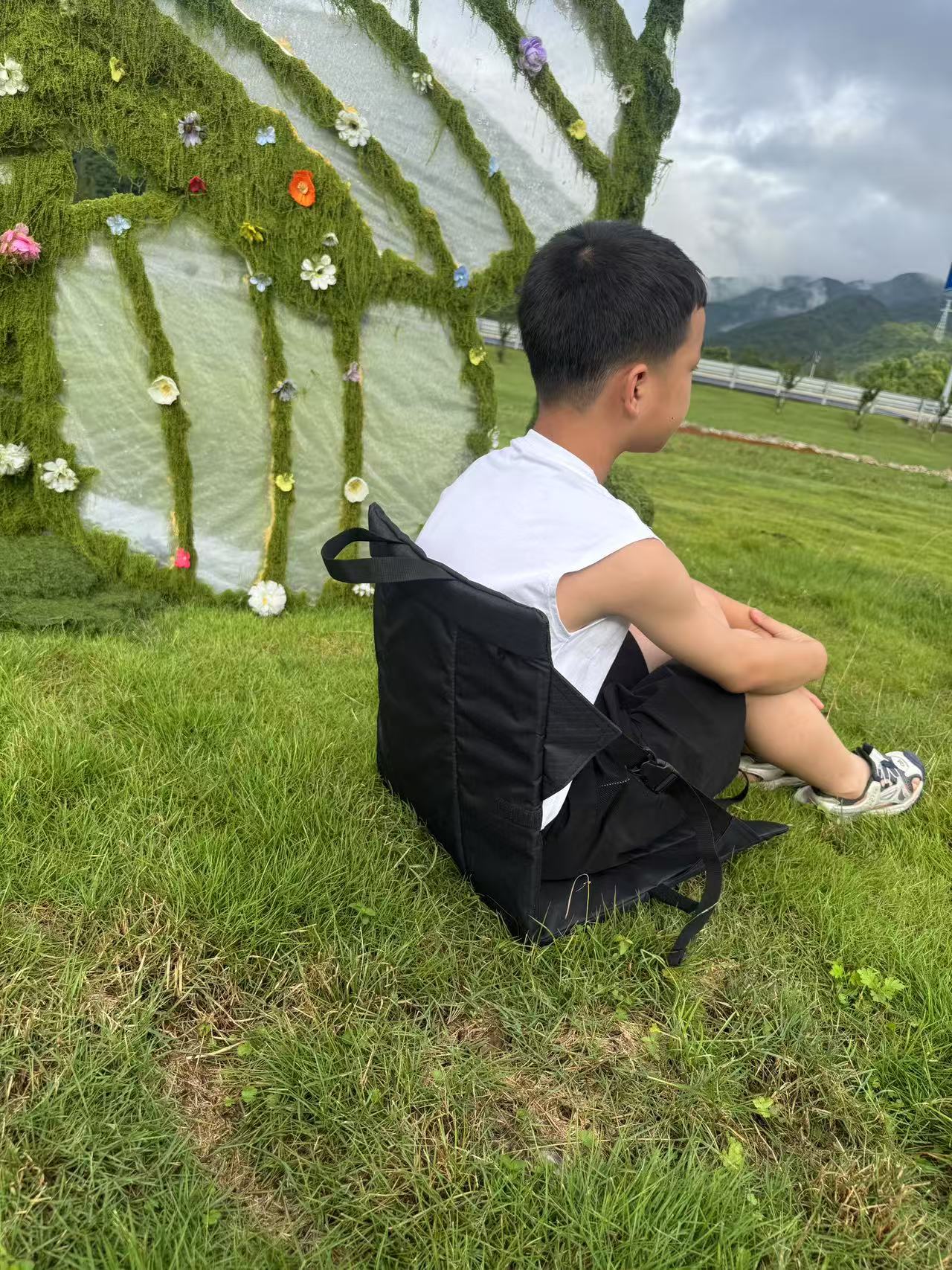 Cross-border Amazon outdoor thickened anti-dirt seat cushion, camping convenient concert seat cushion with backrest, moisture-proof seat cushion pic 1