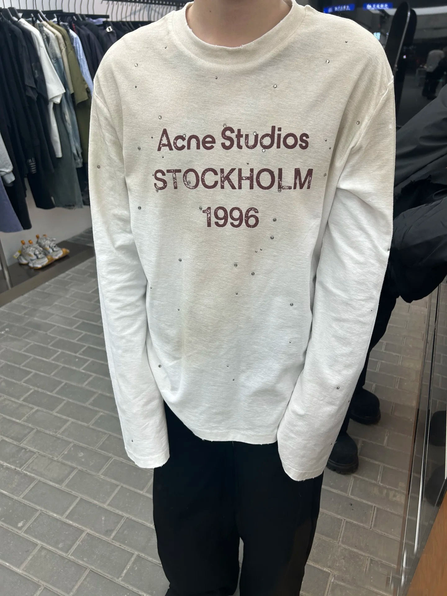 A new white long-sleeved T-shirt for women in early spring, 1996, with aged letters, faded spray painting and rhinestones pic 9