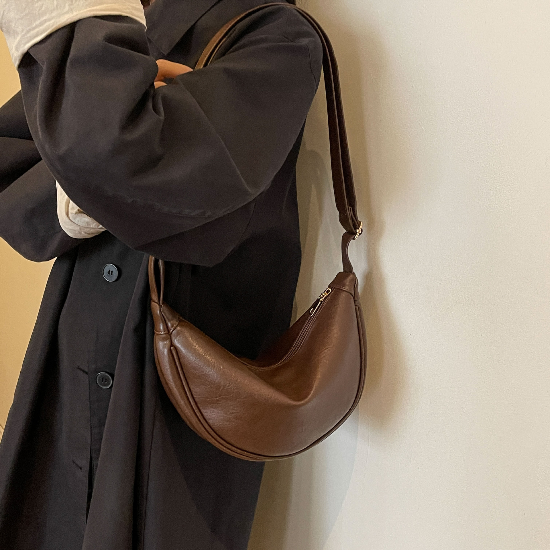 大容量包包女2023新款秋冬潮小众设计单肩斜挎包高级感复古饺子包详情17