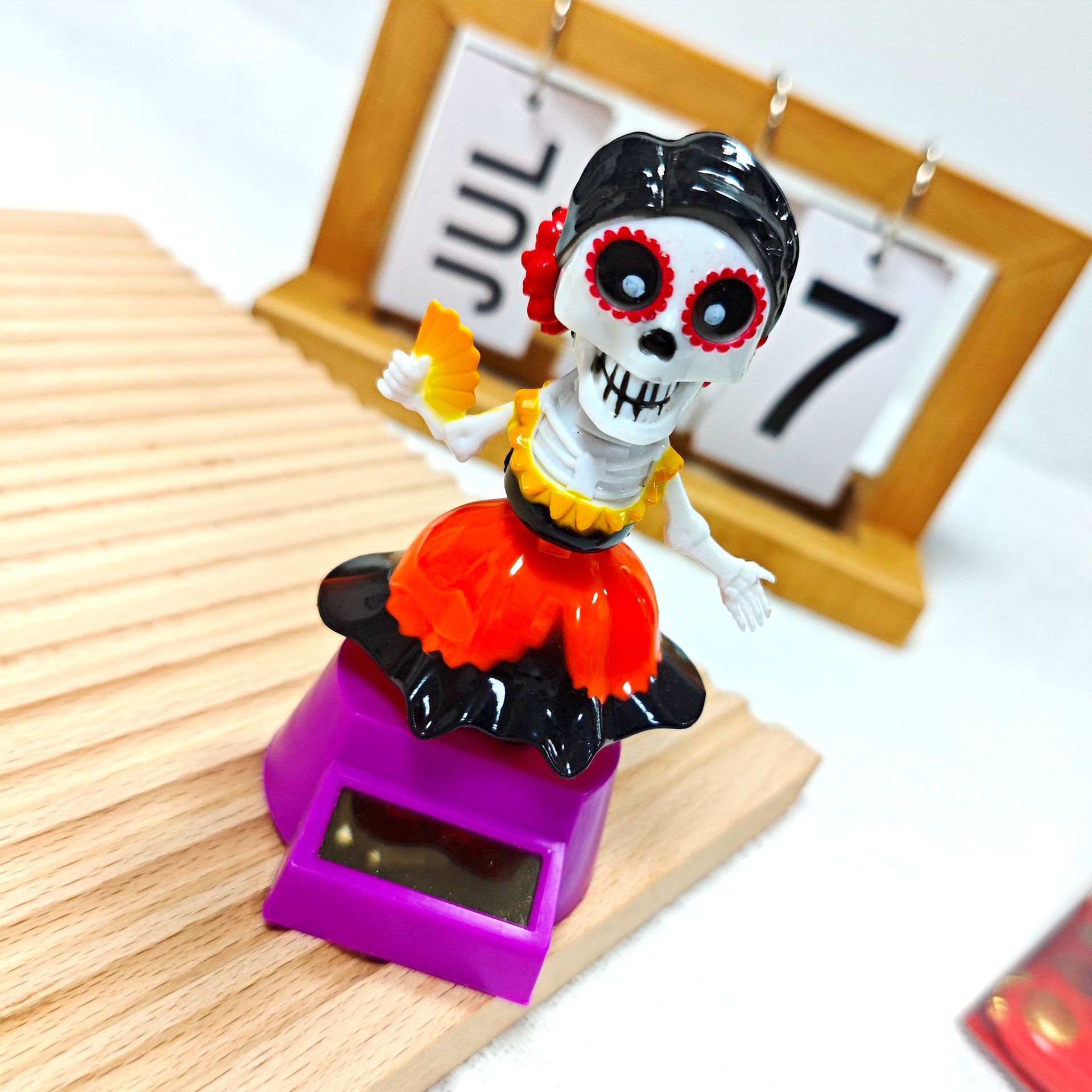 New Halloween car female version skull solar figment, Ghost Festival shaking head doll gift, ABS material manufacturer pic 3