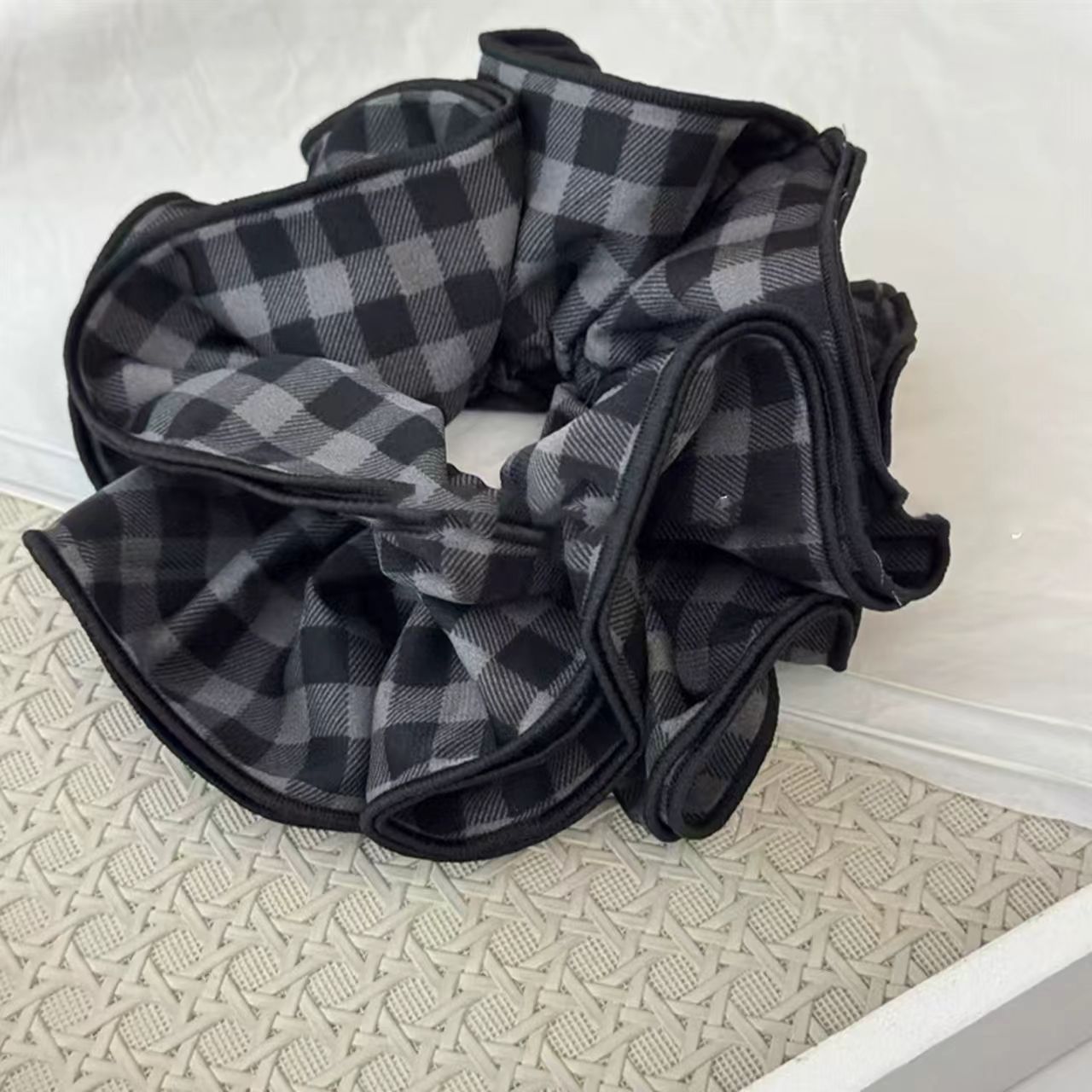 The same style of large intestine hair tie as Zhao Lusi, with a light luxury grid and a high-end feel, is a popular online hair tie. It is a bun hairstyle decoration hair tie pic 7