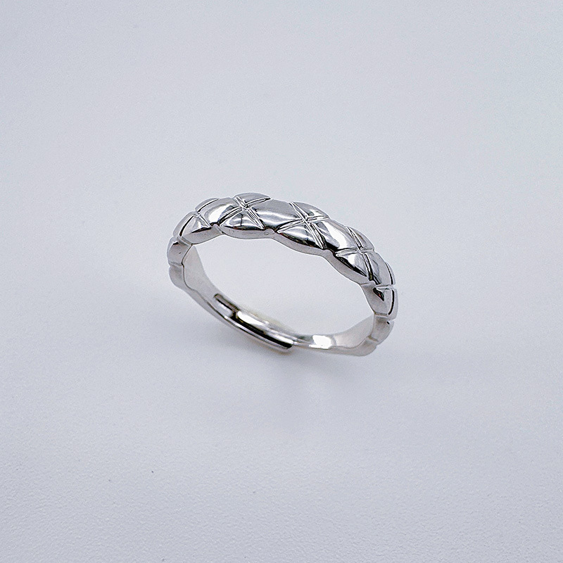 柏伶饰品新款小香风菱格戒指纹经典戒指窄版镶钻光面情侣对戒批发详情8