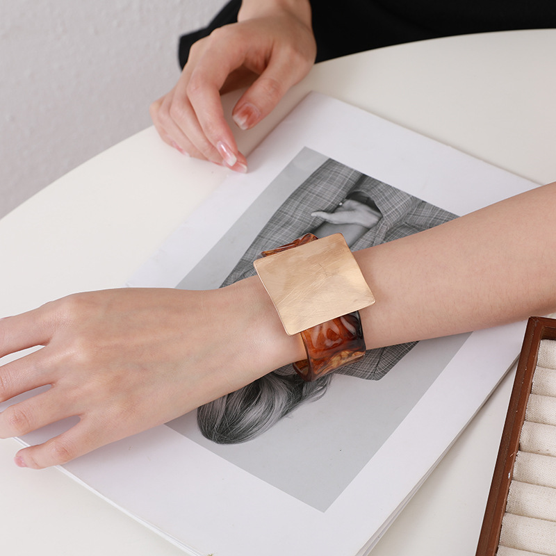 跨境亚马逊热卖欧美原创几何拉丝正方金属高级简约女士大气手镯详情8