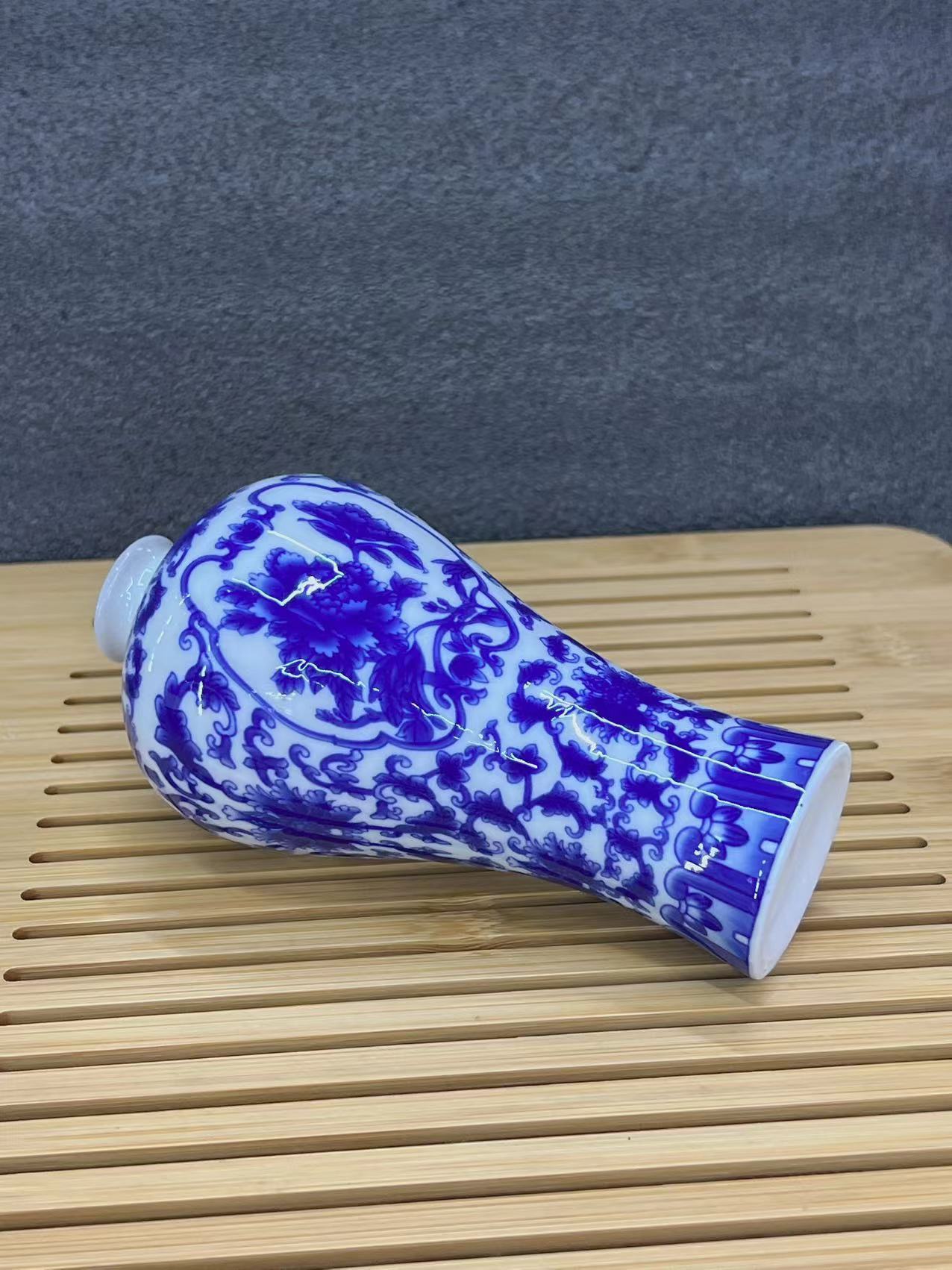 Blue and white porcelain mini vases, ceramic ornaments, Chinese-style vases, hand-painted vases in Jingdezhen, wholesale of ceramic small vases pic 2