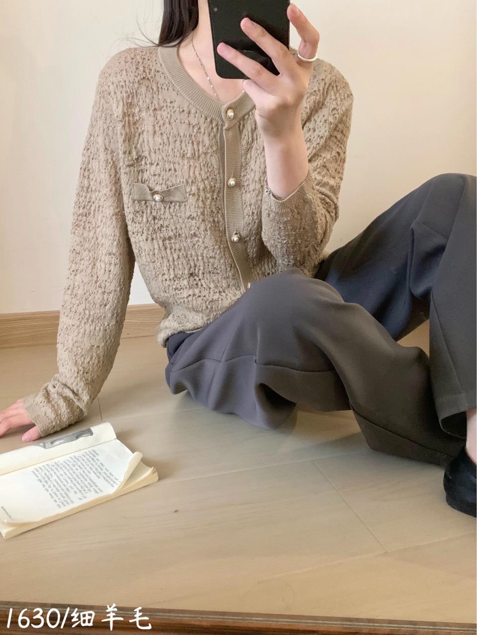 【e77】2024秋季新款 韩系钩花圆领单排扣长袖毛衣小香风女详情4