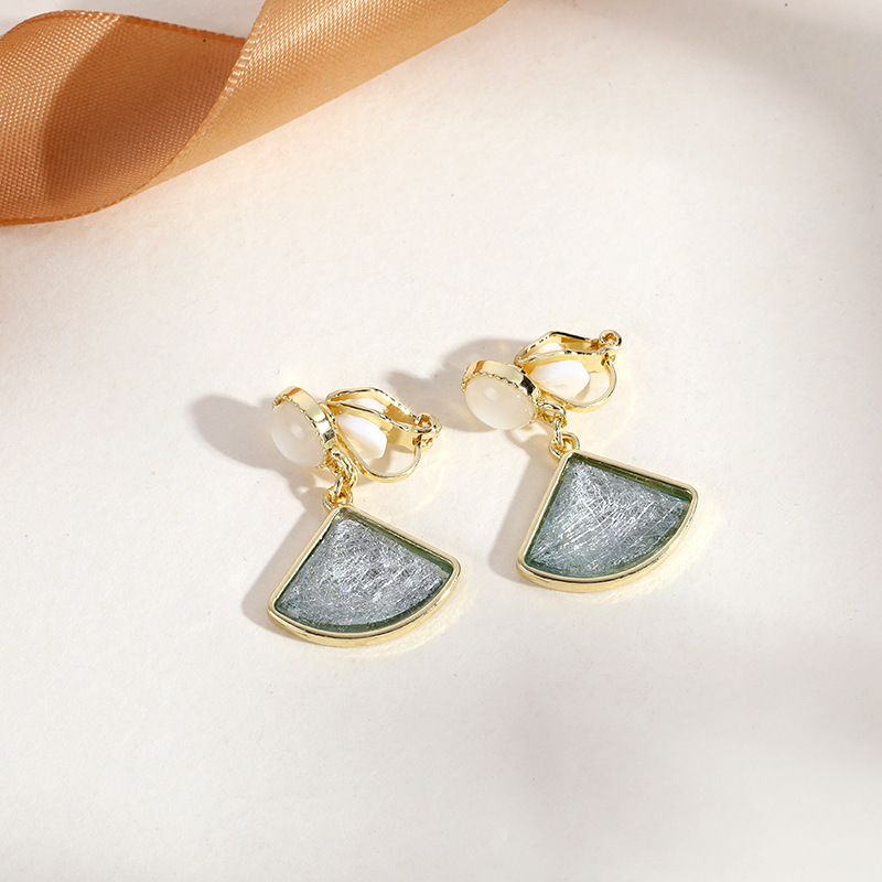 Triangular tassel ear clips, no ear holes, high-end, niche, artistic, retro, socialite ear hangers, light luxury, high-quality earrings wholesale pic 16